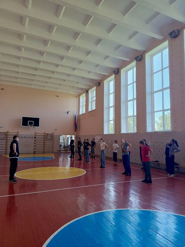 Утренняя зарядка в лагере труда и отдыха.