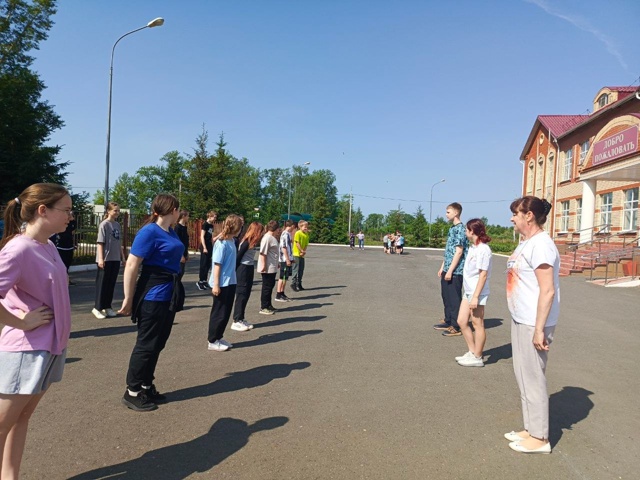 Энергичное начало дня в лагере труда и отдыха.